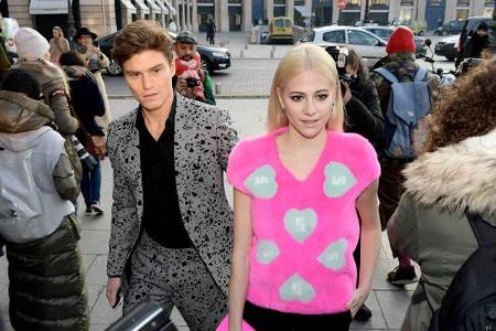 ...Oliver Cheshire ein angesagtes Male-Model ist. Der schaute sich aber auch lieber die Shows in der Front Row an, als über ...