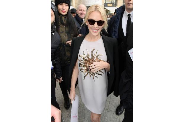 ...allerdings Kylie Minogue da? Modebewusst ist sie ja und liebt daher auch Haute Couture. Und da muss man als Star von Welt...