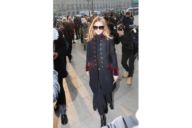 ...Olivia Palermo wäre sowieso nicht denkbar, weswegen die Fashionista auch pflichtbewusst in Paris zur ersten Show der Haut...