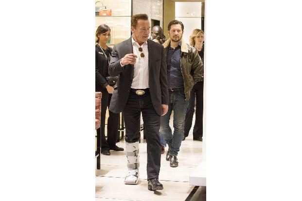 Erschwerte Bedingungen bei einem Shopping-Trip: Arnold Schwarzenegger trägt seit einiger Zeit eine Schiene am rechten Bein. ...
