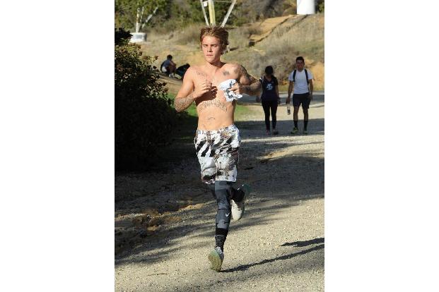 Ein Justin Bieber möchte natürlich zeigen, was er hat - das gilt für seine Muskeln genauso wie für seine Tattoos. Am liebste...