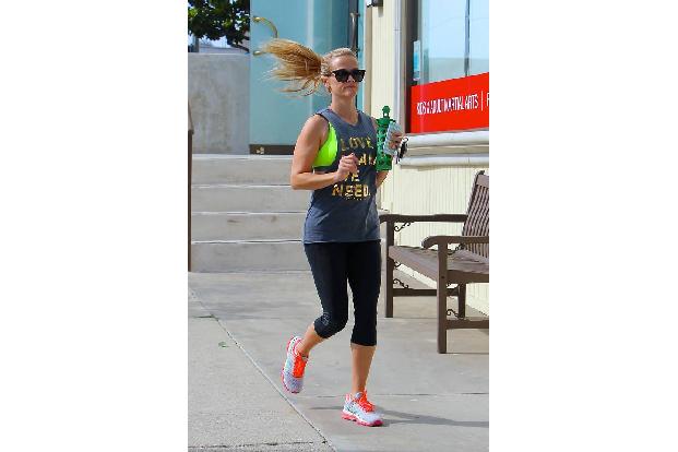 ...steckt bis zu den Haarspitzen voller Energie: Wenn Reese Witherspoon sportelt, dann natürlich nur superstylish mit Messag...