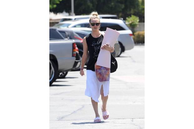...kann aber auch ein wenig entspannter zugehen, wie Kaley Cuoco demonstriert. Der Serienstar schwört auf Yoga. Richtig...
