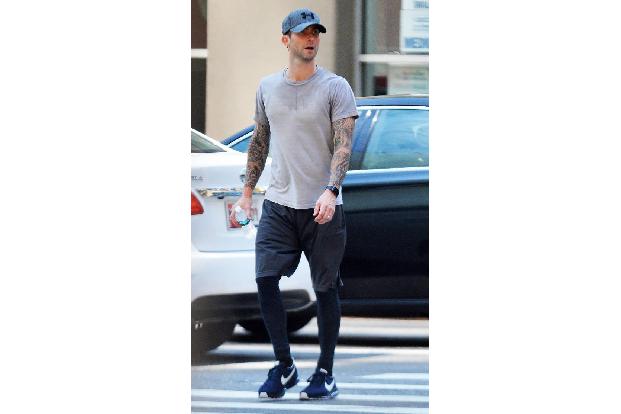 ...frischgebackener Daddy muss man natürlich besonders fit für schlaflose Nächte und Babybespaßung sein. Adam Levine schwitz...