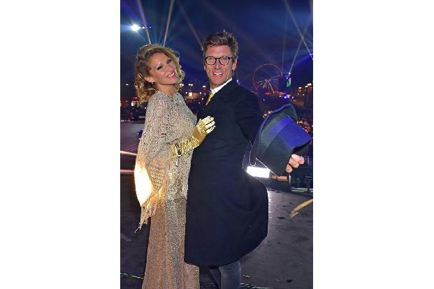 Ein Nacktpärchen mal ganz angezogen: Janni Hönscheid und Peer Kusmagk führten durch den Silvesterabend am Brandenburger Tor....