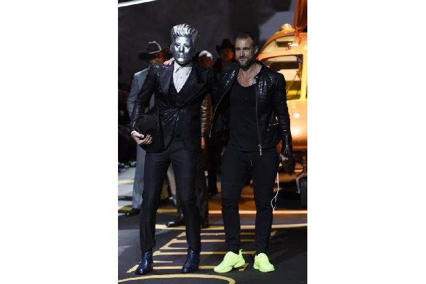 So sieht eine deutsch-italienische Fusion also aus! Designer Philipp Plein ist seit Frühling 2016 Mehrheitseigner der Marke ...