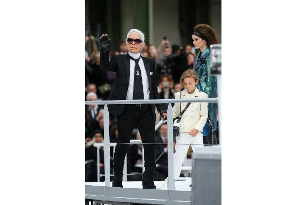 Der süße Hudson Kroenig stahl auf der Paris Fashion Week allen die Show, als Karl Lagerfeld ihn auf den Laufsteg von Chanel ...