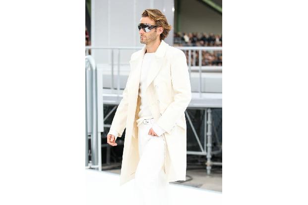 ...Kindermodel ist er nicht. Sein Papa, der selbst bei der Chanel-Schau gelaufen war, ist zwar auch Model, aber das reicht s...