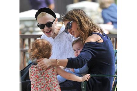 ...ist so eine Pateneltern-Entscheidung bei den Promis ja nicht: Jessica Alba ist die Patentante von Jaime Kings Sohn James ...