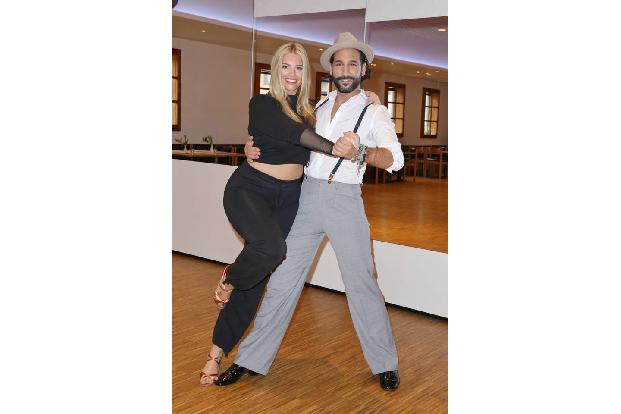 Da hat sich Massimo Sinató mal wieder eine attraktive Tanzpartnerin bei 'Let's Dance' geangelt! In der 10. Staffel der RTL-S...