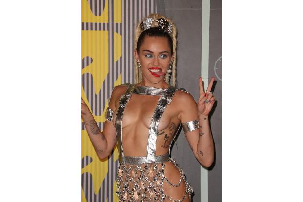 ...sie sich offenbar von ihren älteren Schwester Miley abgeschaut - die beansprucht allerdings weiterhin die rausgestreckte ...