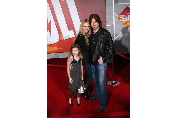 ...die kleine Noah auch zu Beginn der Vorführung auf roten Teppichen durch ihre Eltern Tish und Billy Ray Cyrus. Bereits im ...