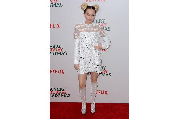 ...war bei ihrer großen Schwester Miley Cyrus ja aber nicht anderes - die sucht bekanntlich immer noch nach sich selbst unte...