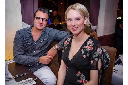 ...hat das Model aber einen besonderen Glow! Dank dieses Herren hier, der mit ihr auf der Star Press Medianight in Stuttgart...