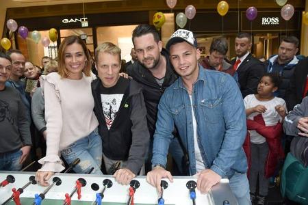 Da waren sie also mitten in der Mall of Berlin: Jana Ina Zarrella, Oliver Pocher, Matthias Killing und Pietro Lombardi. Star...