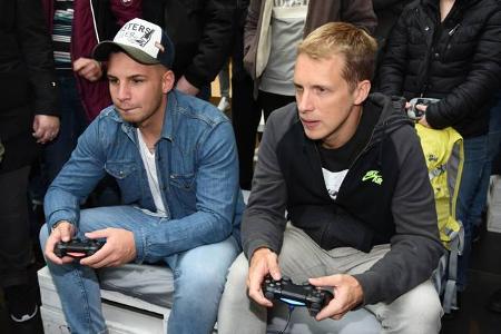 ...setzte er sich mit Pietro vor einen Bildschirm und widmete sich einem Videospiel. Aber sollten die Stars nicht eigentlich...