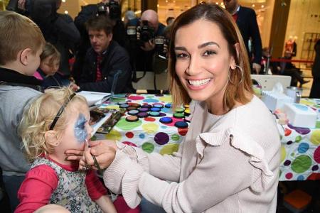 ...Jana Ina einen etwas ruhigeren Tag und half beim bemalen und verkleiden der Kids, worin sie scheinbar eine Meisterin ist....