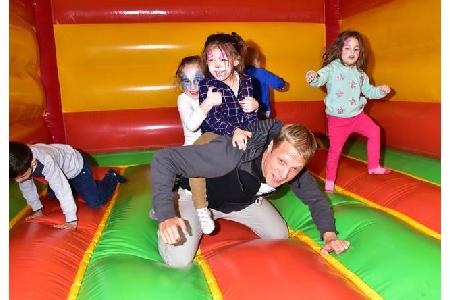 ...mit voller Action weiter durch das 'Lass uns lachen'-Charity-Event. Mit Oliver Pocher in einer Hüpfburg? Kann einfach nur...