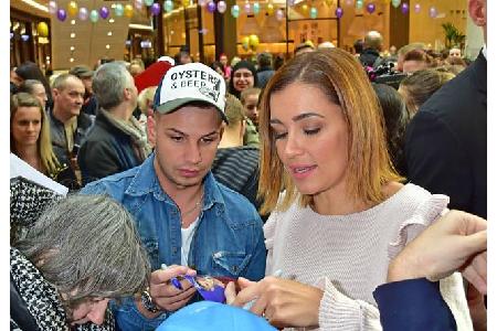 ...sich die großen Fans Autogramme von ihren Idolen holen. Eine gelungene Veranstaltung, bei der alle gewonnen hatten. Die K...