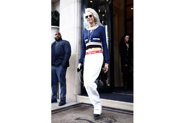 Cara Delevingne hat's getan! Das schauspielernde Model zeigte sich jüngst auf der Paris Fashion Week mit einem weiß-blonden ...