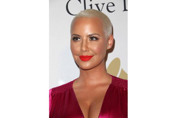...Amber Rose zumindest über ihre Haare nicht, denn das Model hat seit Jahrzehnten die gleiche Frise: raspelkurz und platinb...