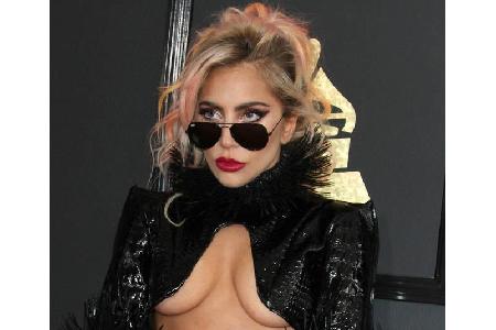 ...hellen Haare: Farbakzente wie bei Lady Gaga fallen einfach besser auf. Angst vor platinblonden Haaren muss man derzeit al...