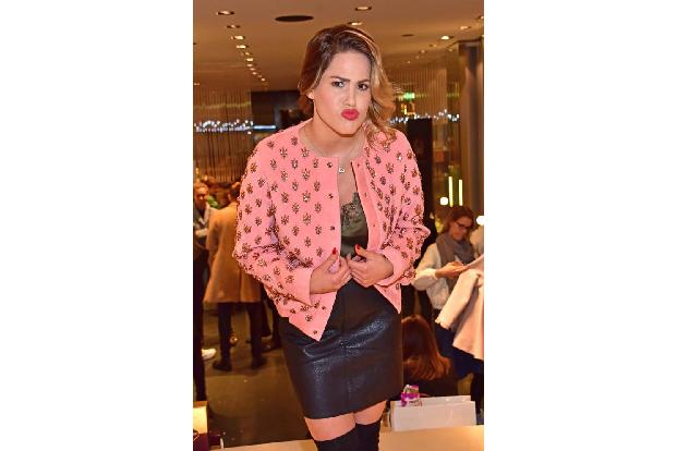 Roter Kussmund, geschminkte Augen, Concealer und Rouge - Angelina Heger kehrte am Dienstagabend [14. März] wieder zu ihrem a...