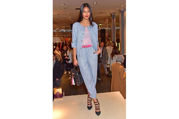 ...wenig wie die Zweitplatzierte von 'Germany's Next Topmodel' 2015 Anuthida Ploypetch, die in ihrem pastellblauen Outfit sc...