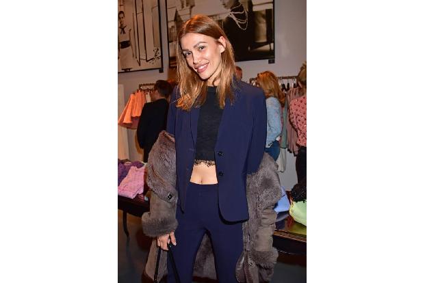 ...etwas angezogener (wenn auch nicht gerade in der Bauchregion) präsentierte sich hingegen Model Jackie Hide. Und auch...