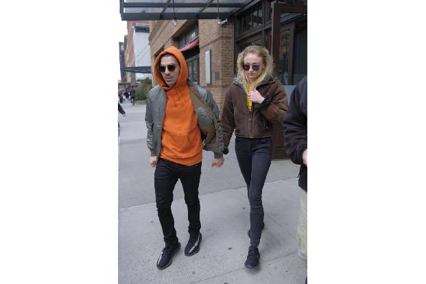 ...wo die zwei gerade unterwegs sind. Sie sind aber auch wirklich ein schönes Paar, der Jonas Brother und der 'Game of Thron...