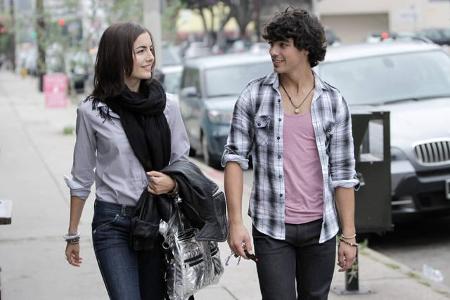 ...der Schuster ja bekanntlich gerne bei seinen Leisten bleibt, ist auch diese Verflossene des Sängers berühmt. Camilla Bell...