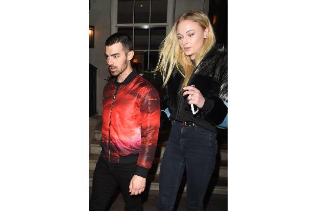 ...eben Sophie Turner dran. Ob die Beziehung der Stars allerdings länger halten oder ob Sophie nur eine weitere junge, schön...