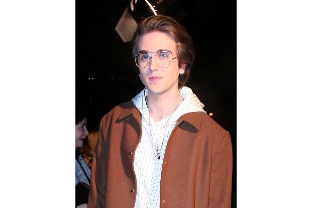 Ein hauchzartes Gestell aus Metall umrahmt riesige Gläser, die fast das gesamte Gesicht verdecken: So sieht der neue Brillen...