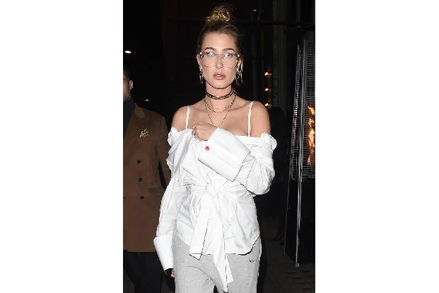 ...ihre Kollegin Hailey Baldwin ihr in nichts nachsteht. Nerdy at its best! Da hatte man sich gerade an Hornbrillen gewöhnt,...