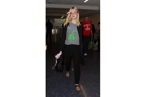 ...schon mit anderen Geek-Brillen herum. Elle Fanning setzte dem Ganzen eines drauf, indem sie ihren gesamten Look der Brill...