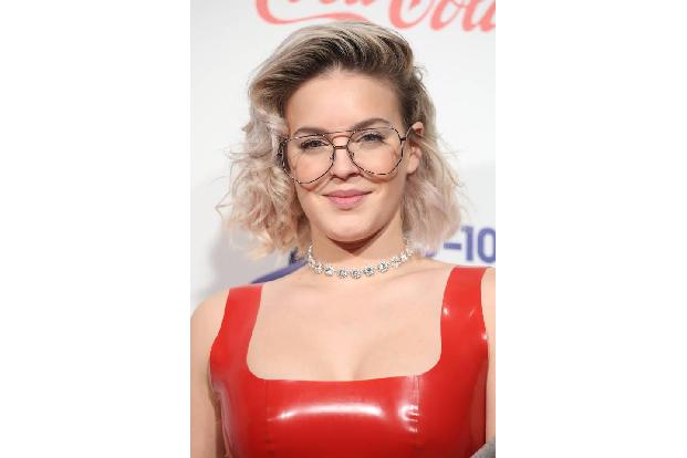 ...Gesichtsschmuck gewöhnen, denn auch das britische Popsternchen Anne-Marie steht auf große Brillen mit Metallrahmen. Und w...