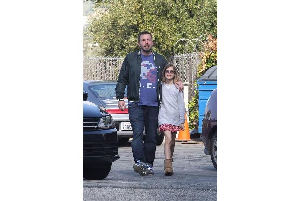 ...nicht mit seiner Ehefrau zur Kirche, sondern mit seiner Tochter Seraphina. Alleine musste er nach dem Gottesdienst auch w...