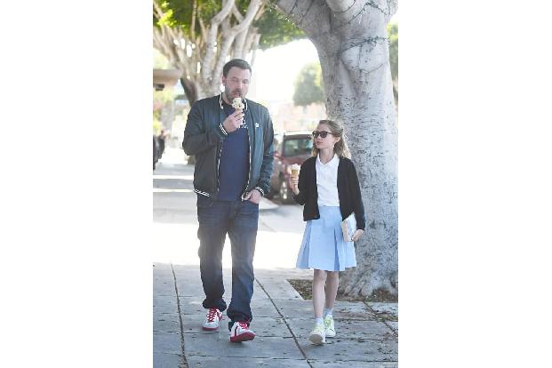 ...wurde meistens nur mit den Kindern gesichtet, ging mit Violet mal ein Eis essen. Ganz ohne seine Frau Jennifer Garner. Od...