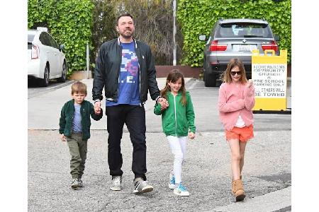 ...Ben ging mit den drei gemeinsamen Kindern alleine zur Kirche. Die Ehe schien nicht mehr zu retten zu sein. Noch vor ein p...