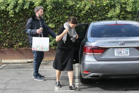 ...begegnete sich das Paar eher reserviert. Doch Ben Afflecks öffentlicher Post über seine Alkoholsucht und der Wille zu ein...