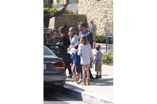 ...kam es am Sonntag zu dem gemeinsamen Kirchenbesuch. Da hat das Beten von beiden Seiten also wirklich geholfen. Sollte es ...