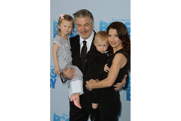 Sind sie nicht alle süß?! Alec und Hilaria Baldwin haben wirklich wundervolle Kinder, die ganz brav bei der Premiere von Pap...
