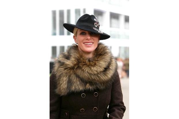 Als Profi-Reiterin durfte Zara Tindall beim diesjährigen Cheltenham Festival natürlich nicht fehlen. Wie es sich für eine An...