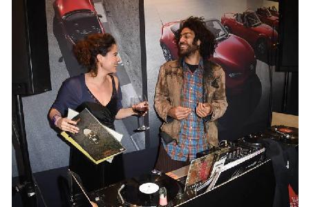 ...nicht alleine, sondern in Begleitung seiner Freundin Taina Morena. Und tatsächlich: Der Frauenschwarm hatte an diesem Abe...