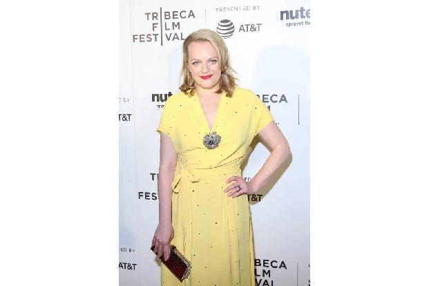 ...Hauch von Sommer versprühte Schauspielerin Elisabeth Moss in diesem pastellgelben Wickelkleidchen aus dem Hause Miu Miu. ...
