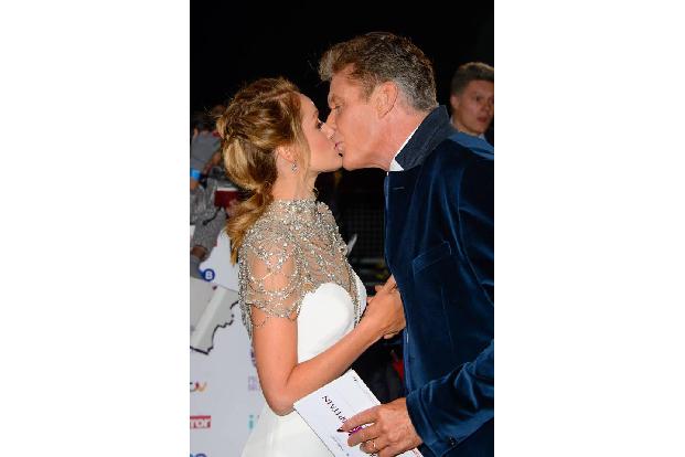 ...sehen wir 26 Jahre Altersunterschied, besiegelt mit einem Kuss. Das muss einfach Liebe sein bei David Hasselhoff und sein...