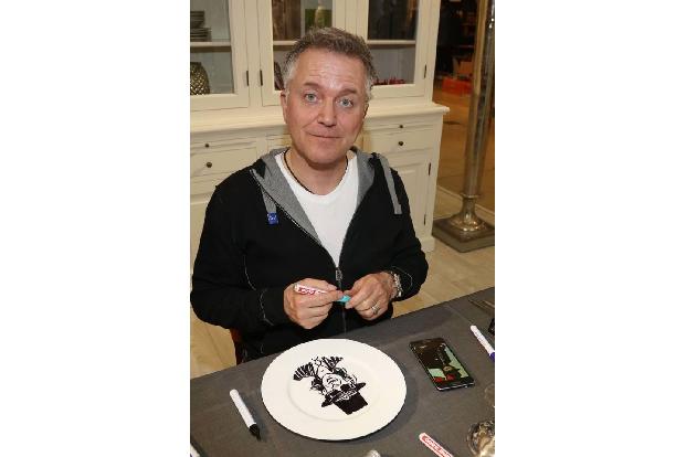 ...Jörg Knör sah die Sache ein wenig anders aus. Der Entertainer bemalte seine Teller kurzerhand selbst. 