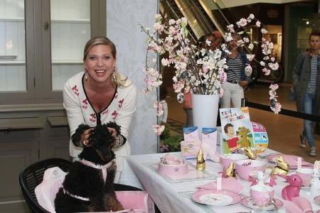 ...Maja Prinzessin von Hohenzollern das Sagen hatte? Ihre zwei Pudeldamen Fini und Shadow wurden zumindest auf selbstbemalte...