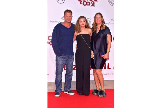 Solch ein Bild von Til, Emma und Dana Schweiger ist eine Seltenheit. Warum? Mutter und Tochter leben seit einem halben Jahr ...