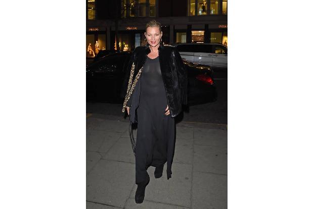 ...wie einst ihre berühmte Halbschwester Kate Moss. Die hat sich in den vergangenen Jahren zwar etwas gezügelt, macht aber i...